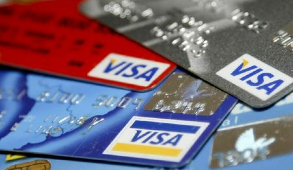 Карты виза российских банков. Кредитная карта visa. Карты виза российских банков. Банковская карта. Банковские карты платежной системы мир humans.